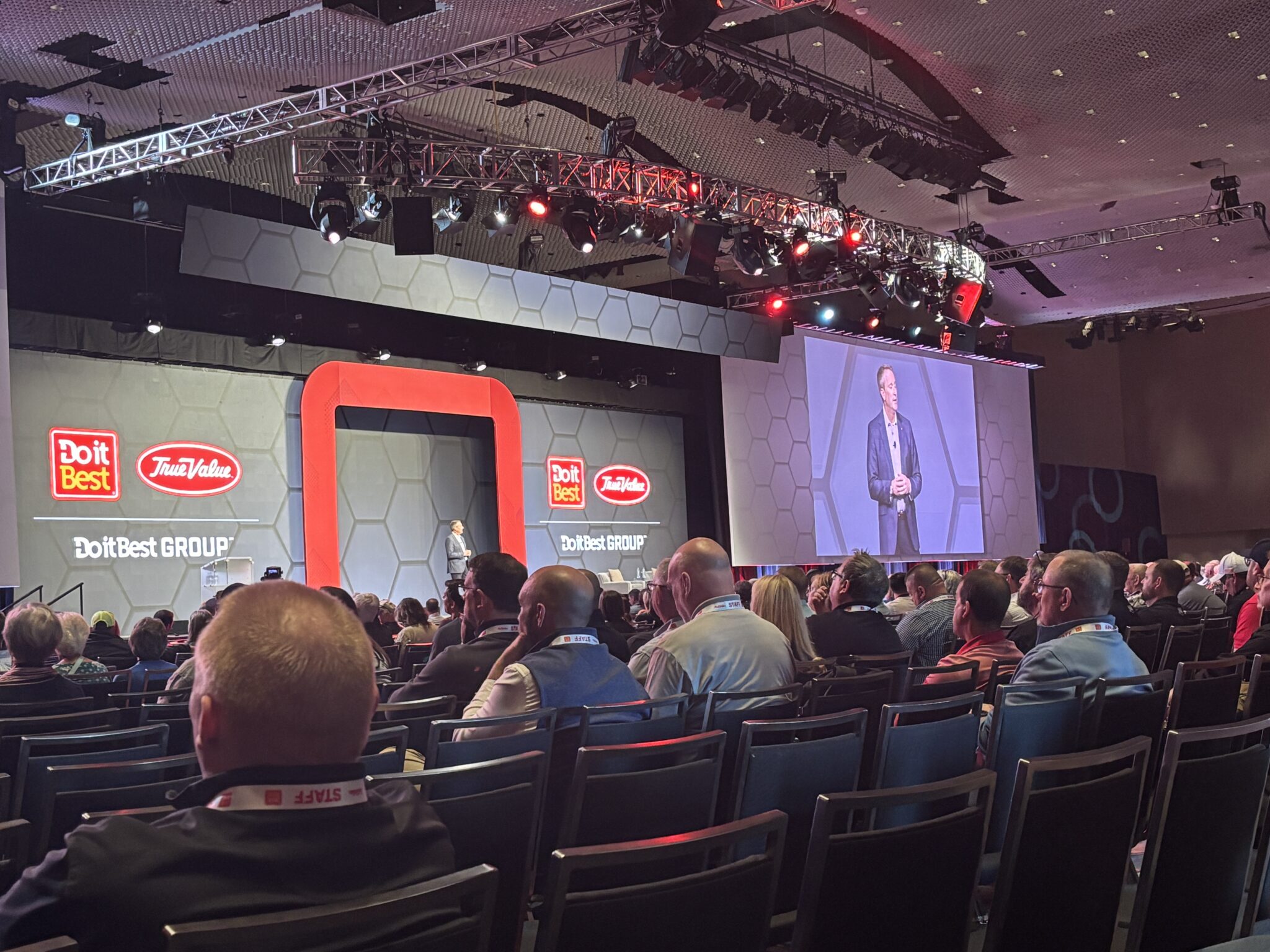 Circular Fall Backdrops Do it Best and True Value 2026 Fall Market Advances Integration, Retail ...